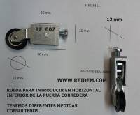 RUEDA ESPECIAL PARA PUERTAS CORREDERAS QUE TIENEN LA RUEDA INTRODUCIDA EN EL PERFIL INFERIOR HORIZONTAL DE LA PUERTA CORREDERA